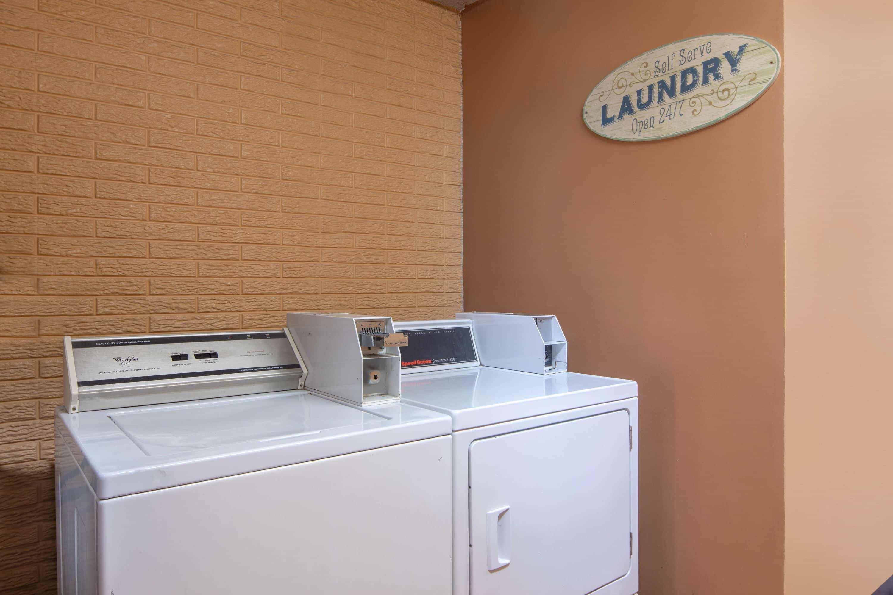 Travelodge By Wyndham Savannah Area/Richmond Hill Esterno foto