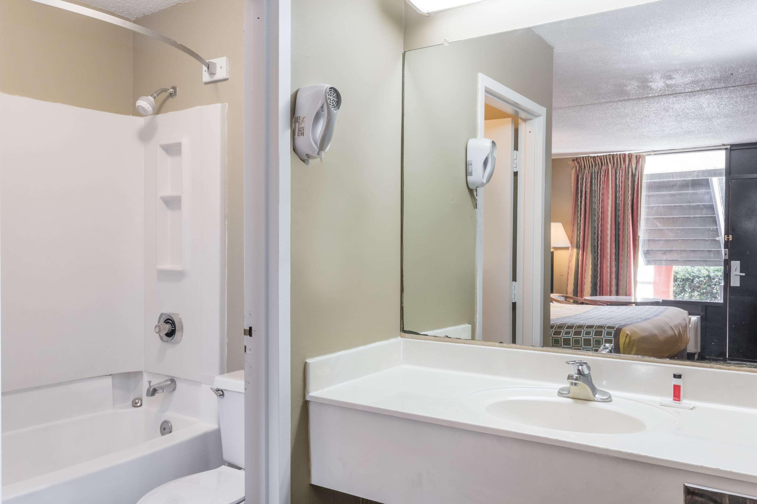 Travelodge By Wyndham Savannah Area/Richmond Hill Esterno foto