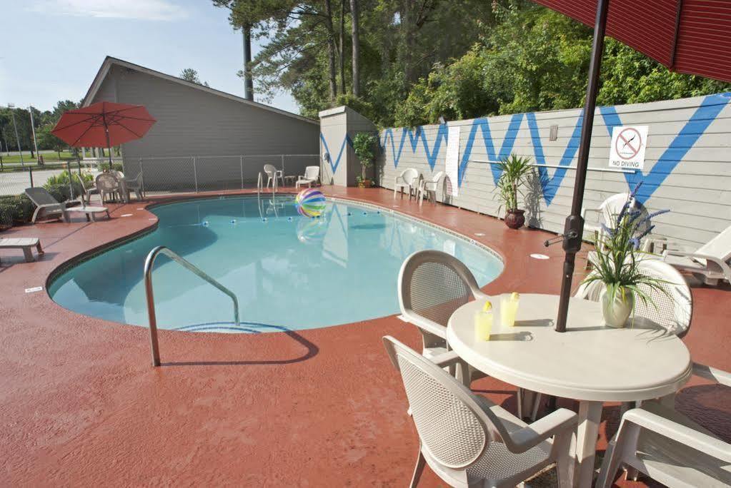 Travelodge By Wyndham Savannah Area/Richmond Hill Esterno foto